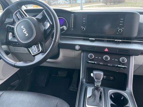 Used 2024 Kia Carnival LX image 11