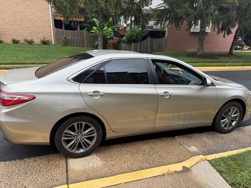 Used 2016 Toyota Camry SE image 6