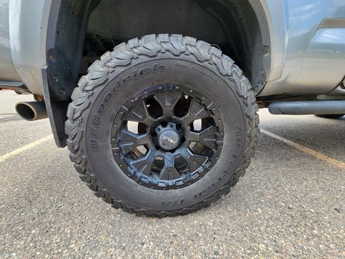 Used 2017 Toyota Tacoma TRD Sport image 6