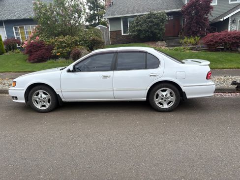 Used 1998 INFINITI I30 FWD image 1