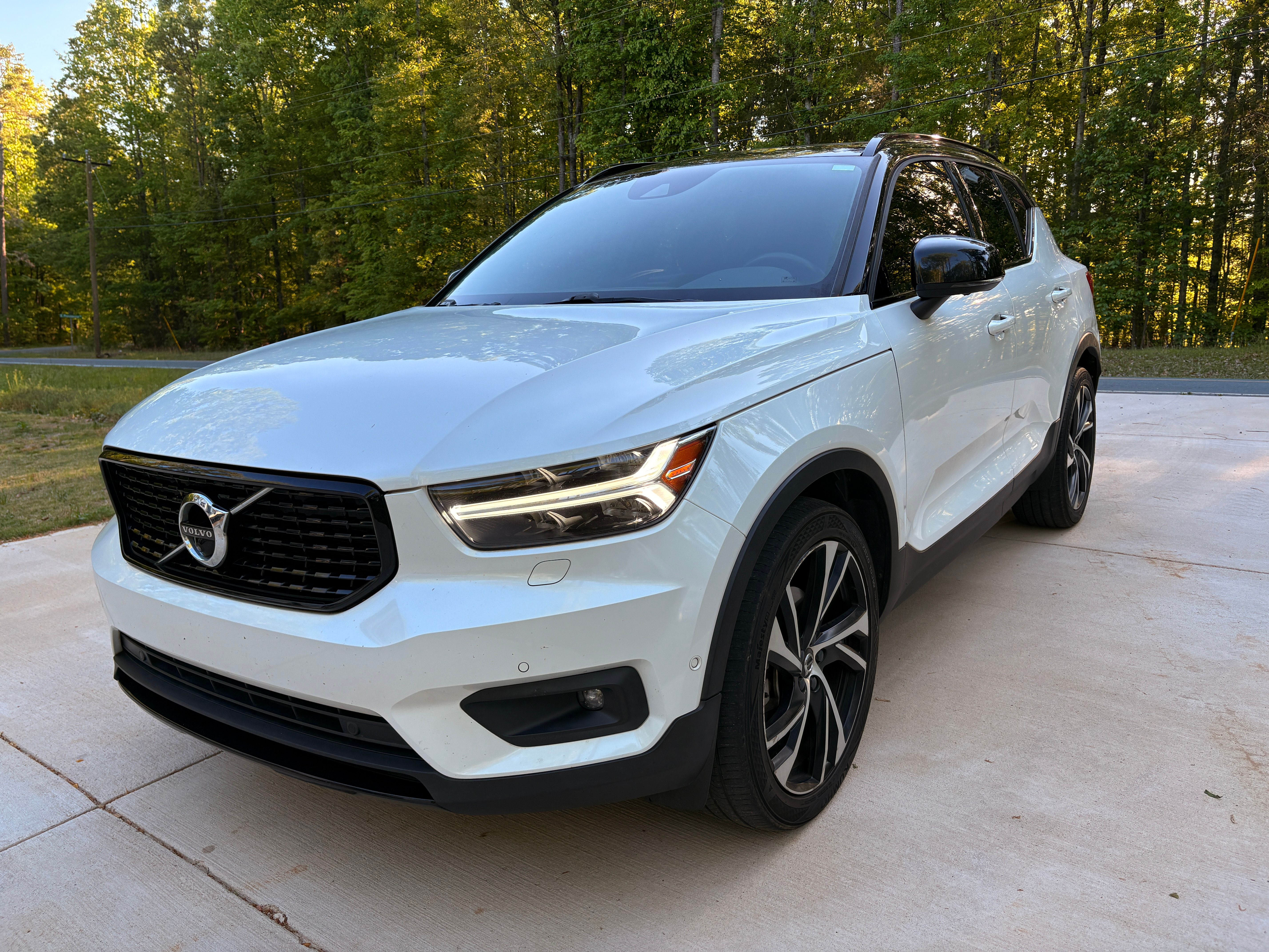 Used 2019 Volvo XC40 T5 R-Design AWD/4WD image 1