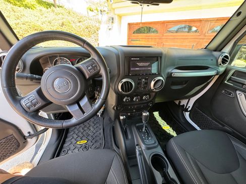 Used 2017 Jeep Wrangler Unlimited Sahara w/ Connectivity Group image 16