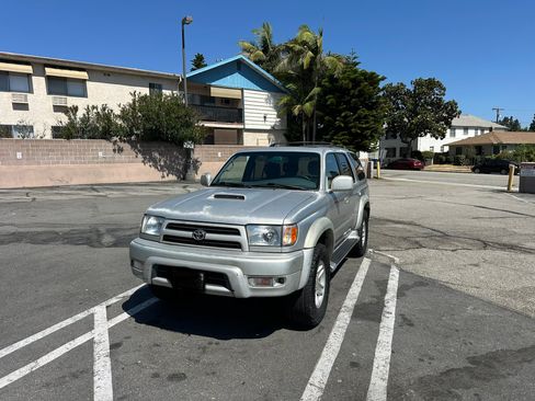 Used 2000 Toyota 4Runner SR5 RWD image 4