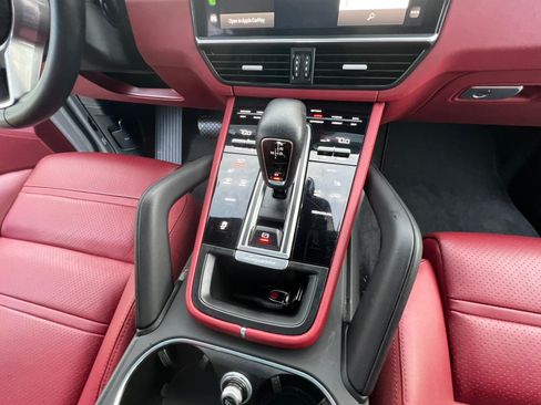 Used 2023 Porsche Cayenne Platinum Edition image 12