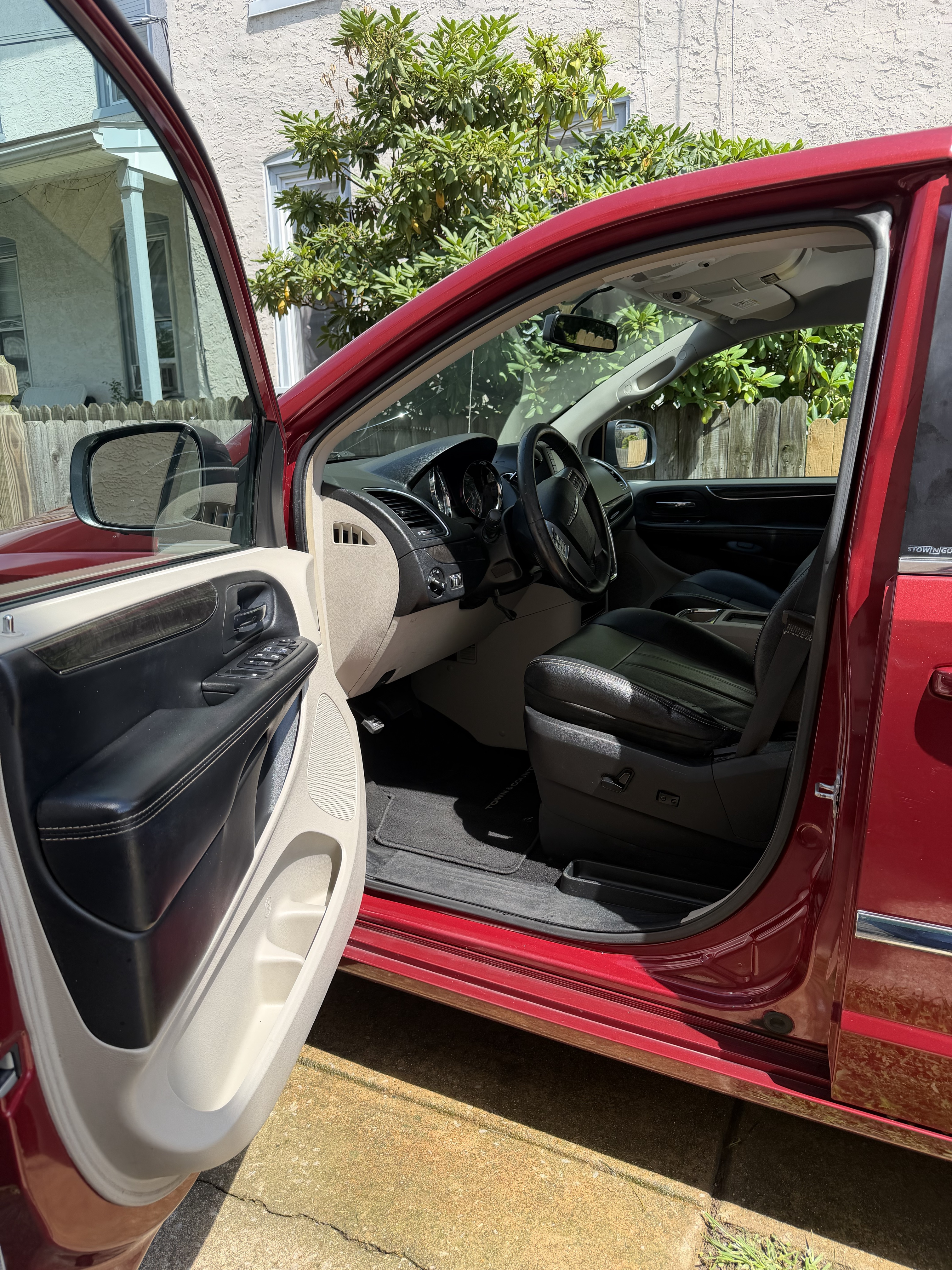 Used 2014 Chrysler Town & Country Touring FWD image 13
