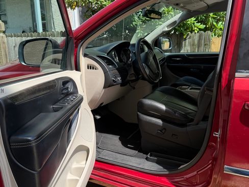 Used 2014 Chrysler Town & Country Touring FWD image 13