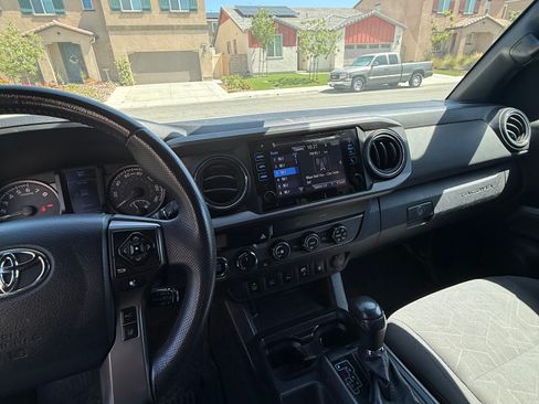 Used 2019 Toyota Tacoma TRD Off-Road w/ Technology Package AWD/4WD image 8