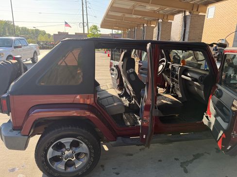 Used 2007 Jeep Wrangler Unlimited Sahara w/ Dual Top Group image 8