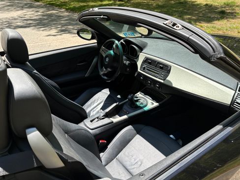 Used 2005 BMW Z4 2.5i RWD image 18