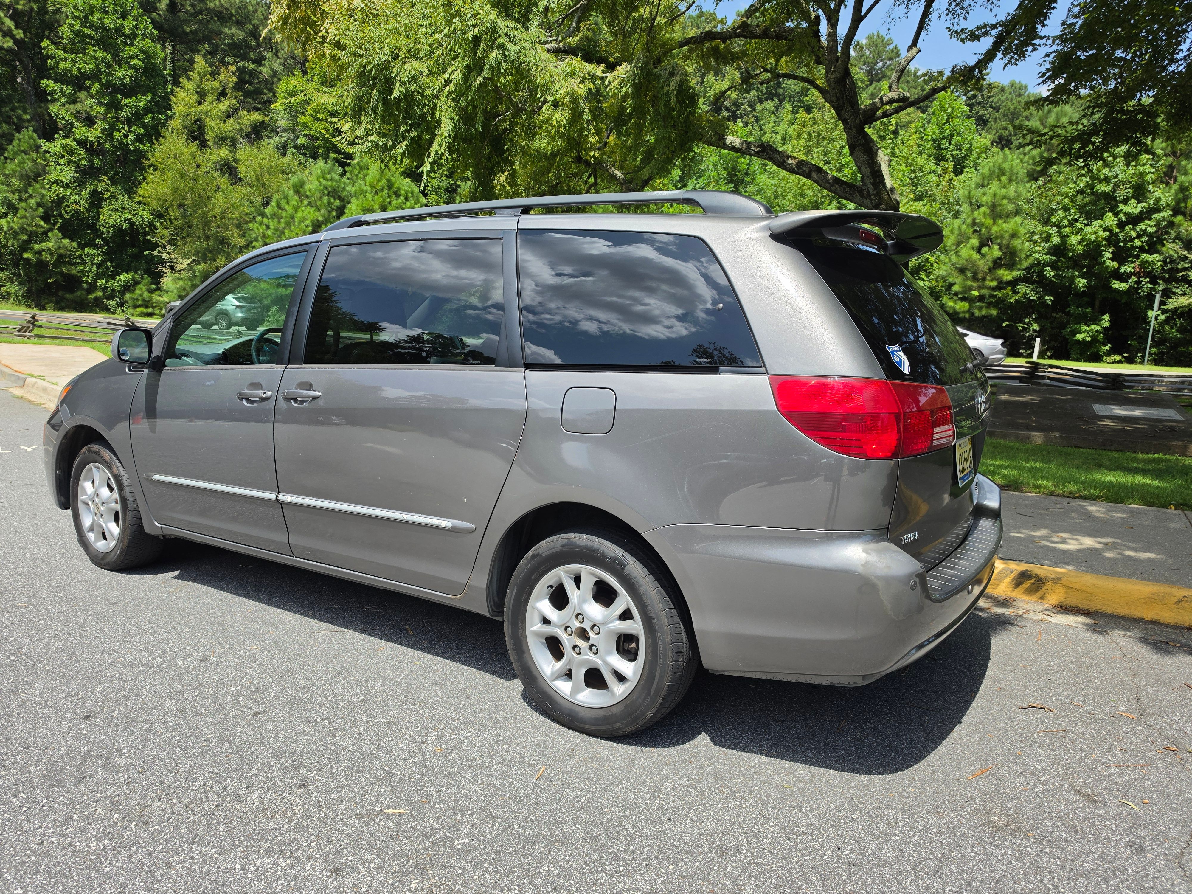 Used 2005 Toyota Sienna XLE Limited w/ XLE Limited Pkg 2 AWD/4WD image 4