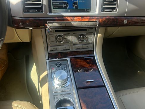 Used 2011 Jaguar XF image 2