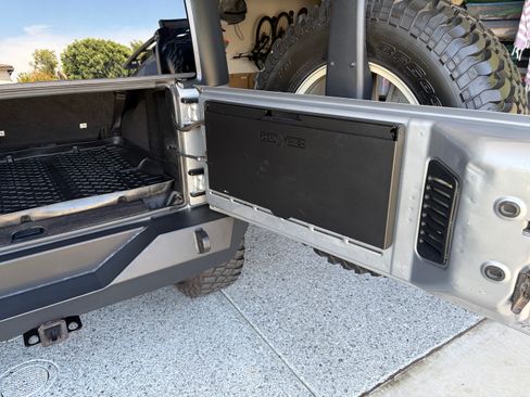 Used 2015 Jeep Wrangler Unlimited Rubicon w/ Connectivity Group AWD/4WD image 9