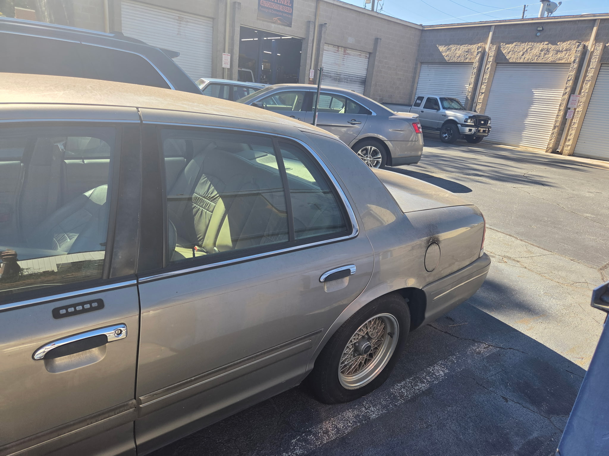 Used 2002 Ford Crown Victoria LX RWD image 4