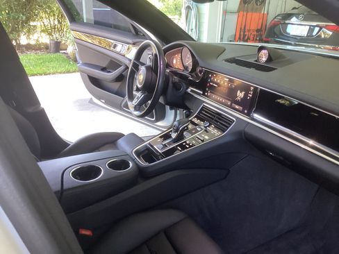 Used 2022 Porsche Panamera 4 E-Hybrid AWD/4WD image 9