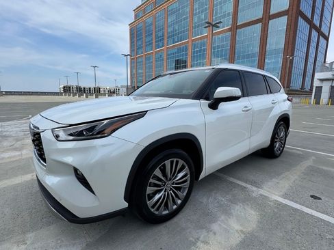 Used 2020 Toyota Highlander Platinum image 16