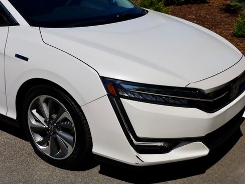 Used 2018 Honda Clarity Plug-In Hybrid image 2