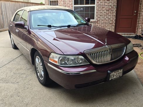 Used 2006 Lincoln Town Car Signature Limited image 1
