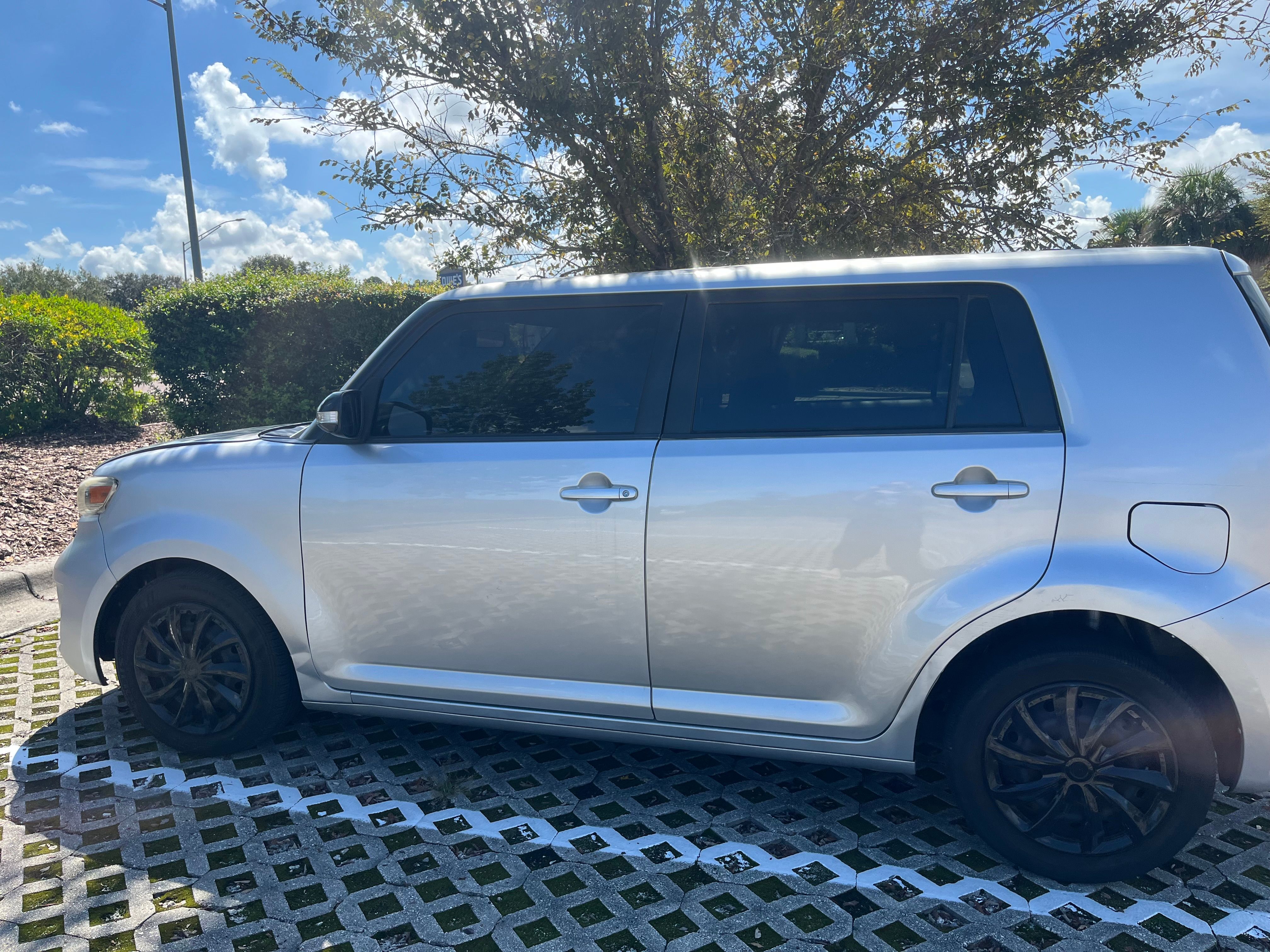 Used 2010 Scion xB FWD image 2