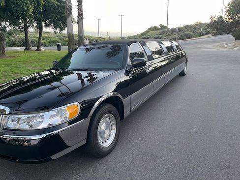 Used 2000 Lincoln Town Car Signature image 9