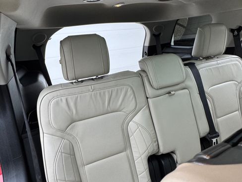 Used 2016 Ford Explorer Platinum image 28