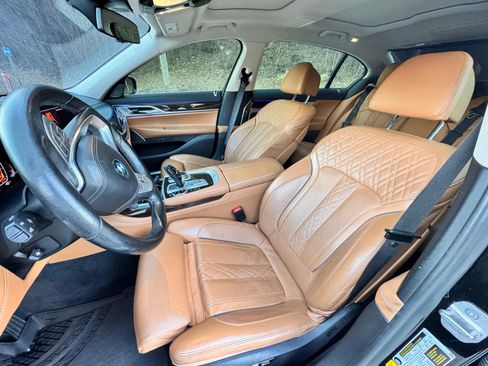 Used 2022 BMW 750i xDrive w/ Luxury Rear Seating Package image 6
