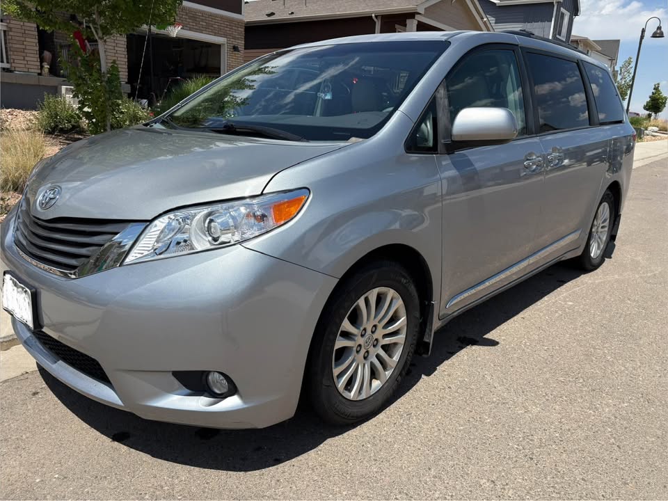 Used 2013 Toyota Sienna XLE FWD image 1