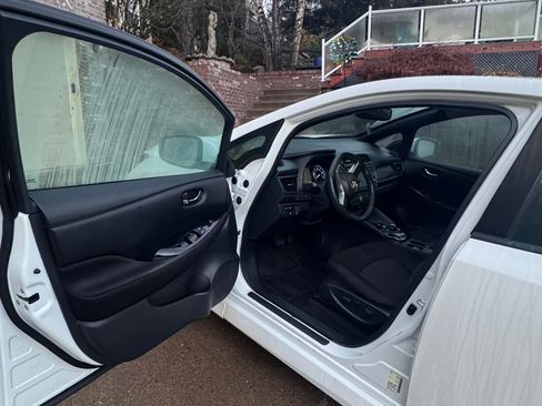 Used 2019 Nissan Leaf SV w/ SV Technology Package image 12