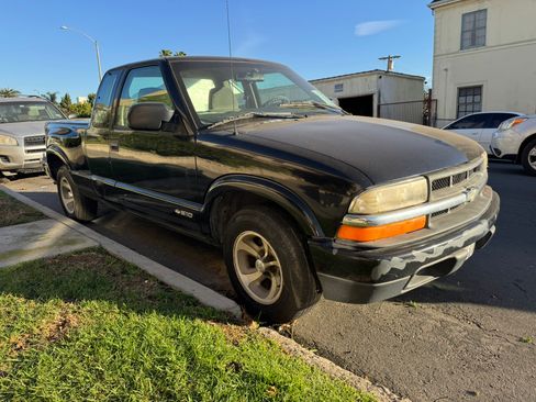 Used 1998 Chevrolet S10 Pickup LS w/ Preferred Equipment Group image 2