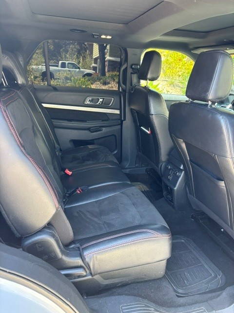 Used 2018 Ford Explorer XLT w/ Equipment Group 202A FWD image 8