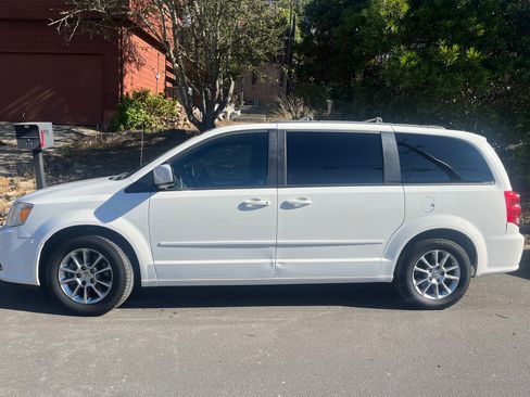 Used 2013 Dodge Grand Caravan R/T w/ Trailer Tow Group image 2