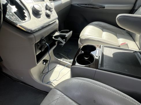 Used 2018 Toyota Sienna XLE w/ XLE Navigation Package image 10