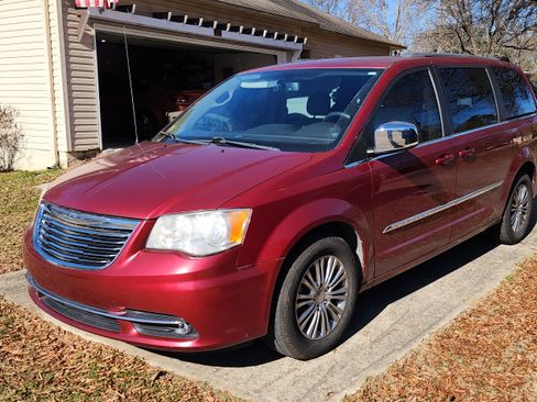 Used 2013 Chrysler Town & Country Touring-L w/ Entertainment Group #2 image 2