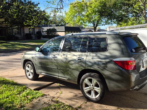 Used 2010 Toyota Highlander Limited image 1