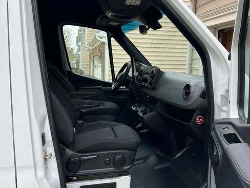 Used 2021 Mercedes-Benz Sprinter 2500 image 9