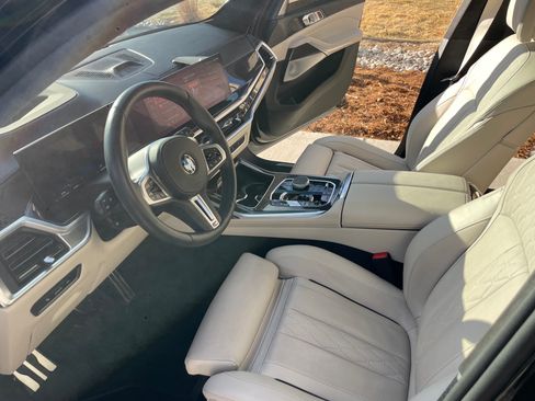 Used 2025 BMW X7 M60i w/ Climate Comfort Package image 6