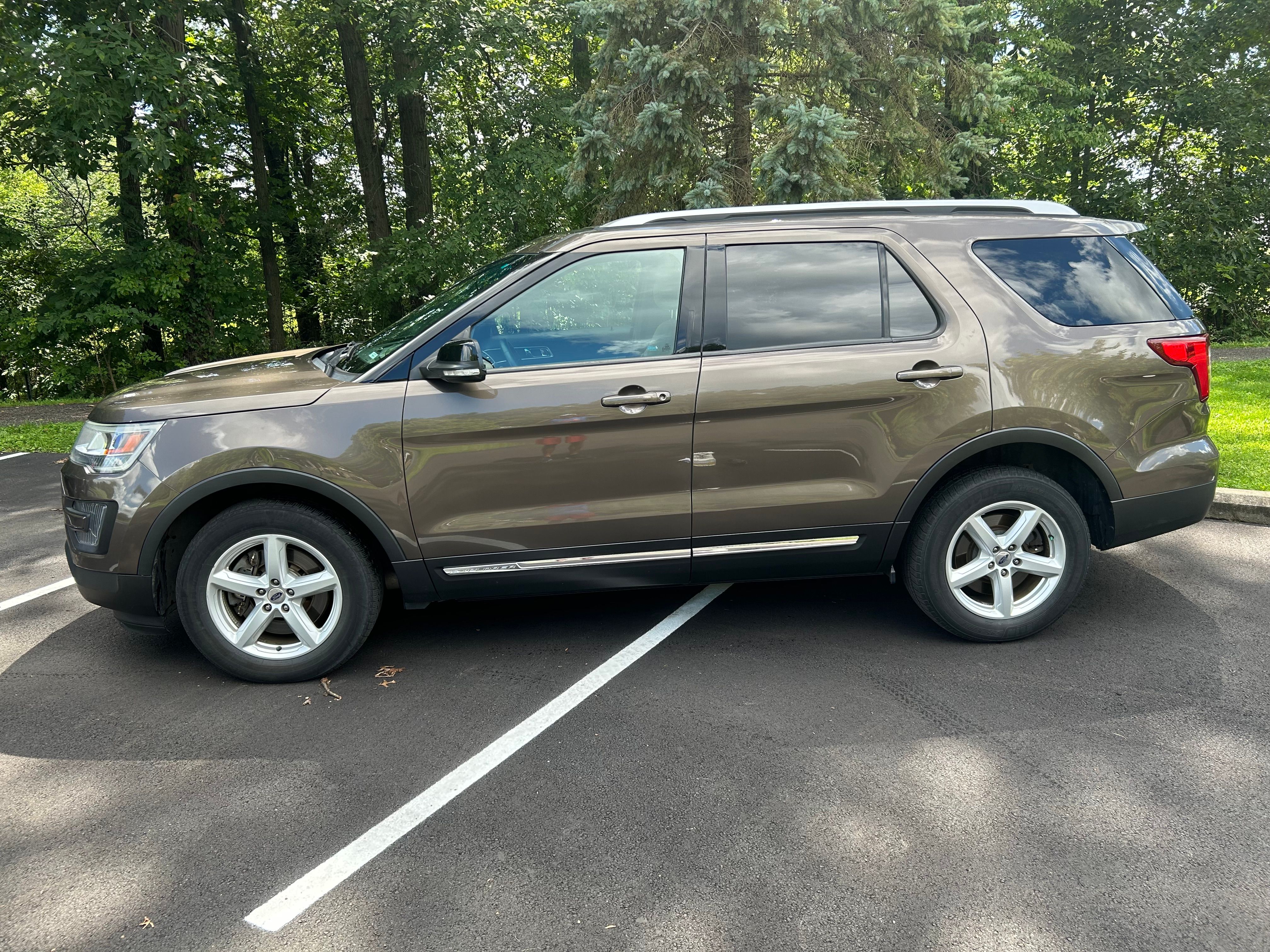 Used 2016 Ford Explorer XLT w/ Equipment Group 202A AWD/4WD image 2