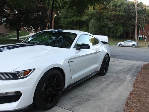 Used 2017 Ford Mustang Shelby GT350 w/ Electronics Package RWD image 4