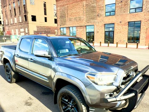 Used 2016 Toyota Tacoma Limited image 1