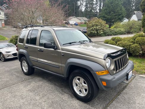 Used 2006 Jeep Liberty Sport image 2