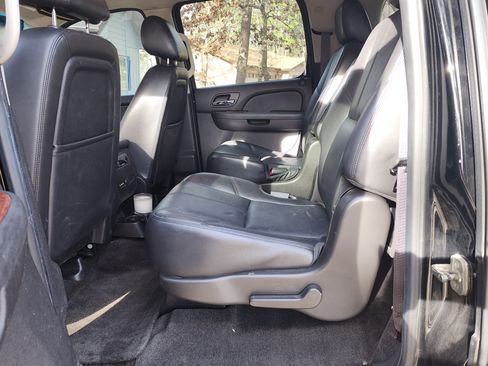 Used 2014 Chevrolet Suburban LT image 11