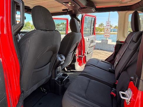 Used 2020 Jeep Wrangler Unlimited Sahara image 9