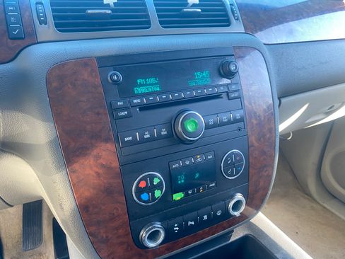 Used 2007 Chevrolet Suburban LTZ w/ LTZ Preferred Equipment Group image 2