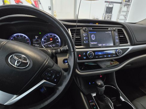 Used 2014 Toyota Highlander XLE image 13