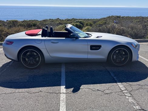 Used 2018 Mercedes-Benz AMG GT Roadster image 2