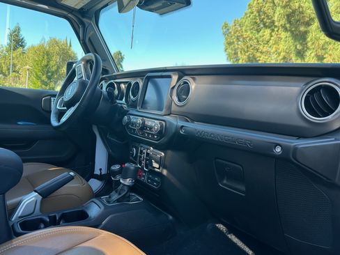 Used 2022 Jeep Wrangler Unlimited Rubicon w/ Xtreme Recon 35" Tire Package image 11