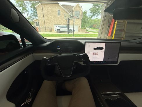 Used 2022 Tesla Model S Plaid AWD/4WD image 2
