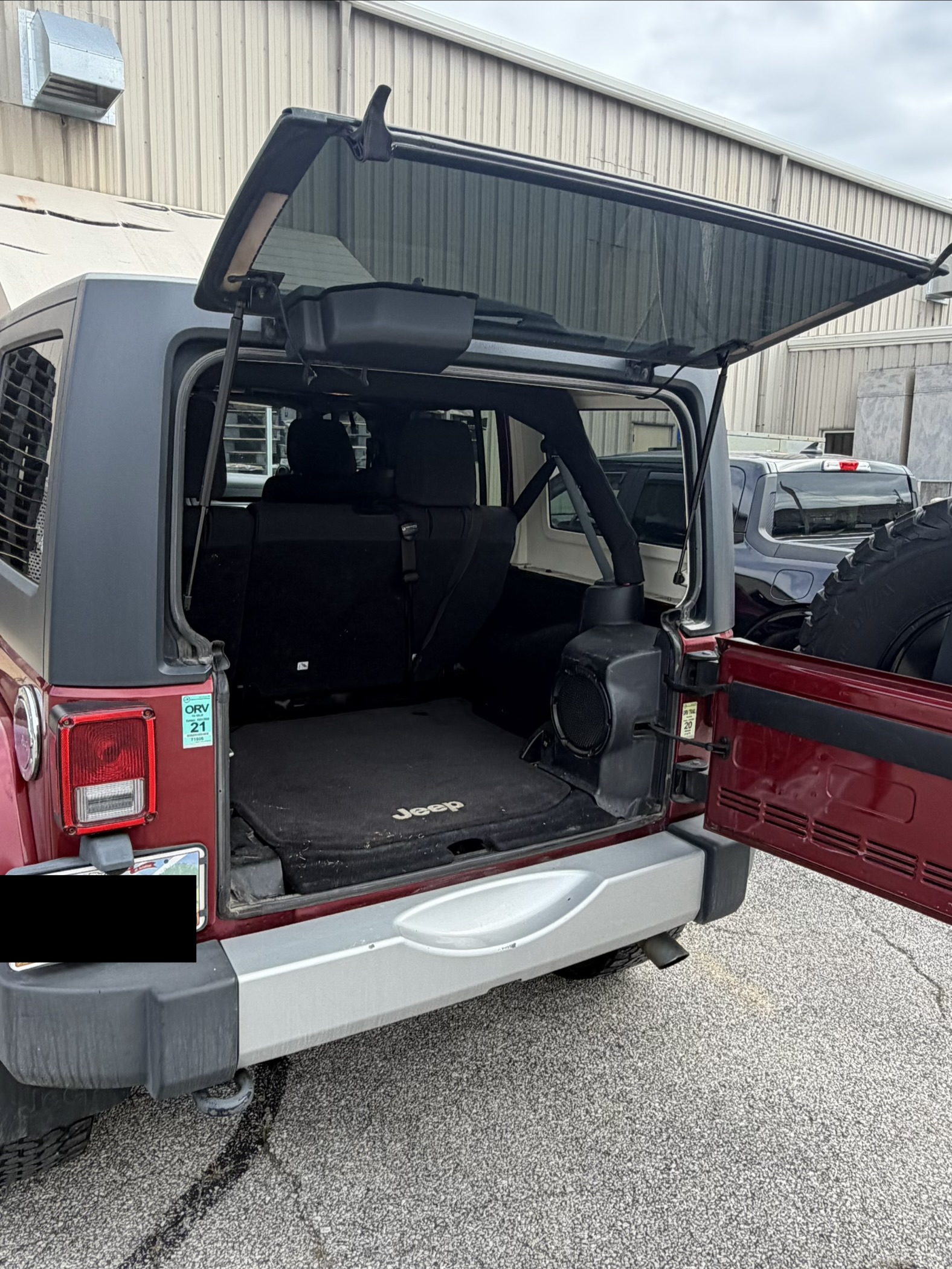 Used 2011 Jeep Wrangler Unlimited Sahara AWD/4WD image 6