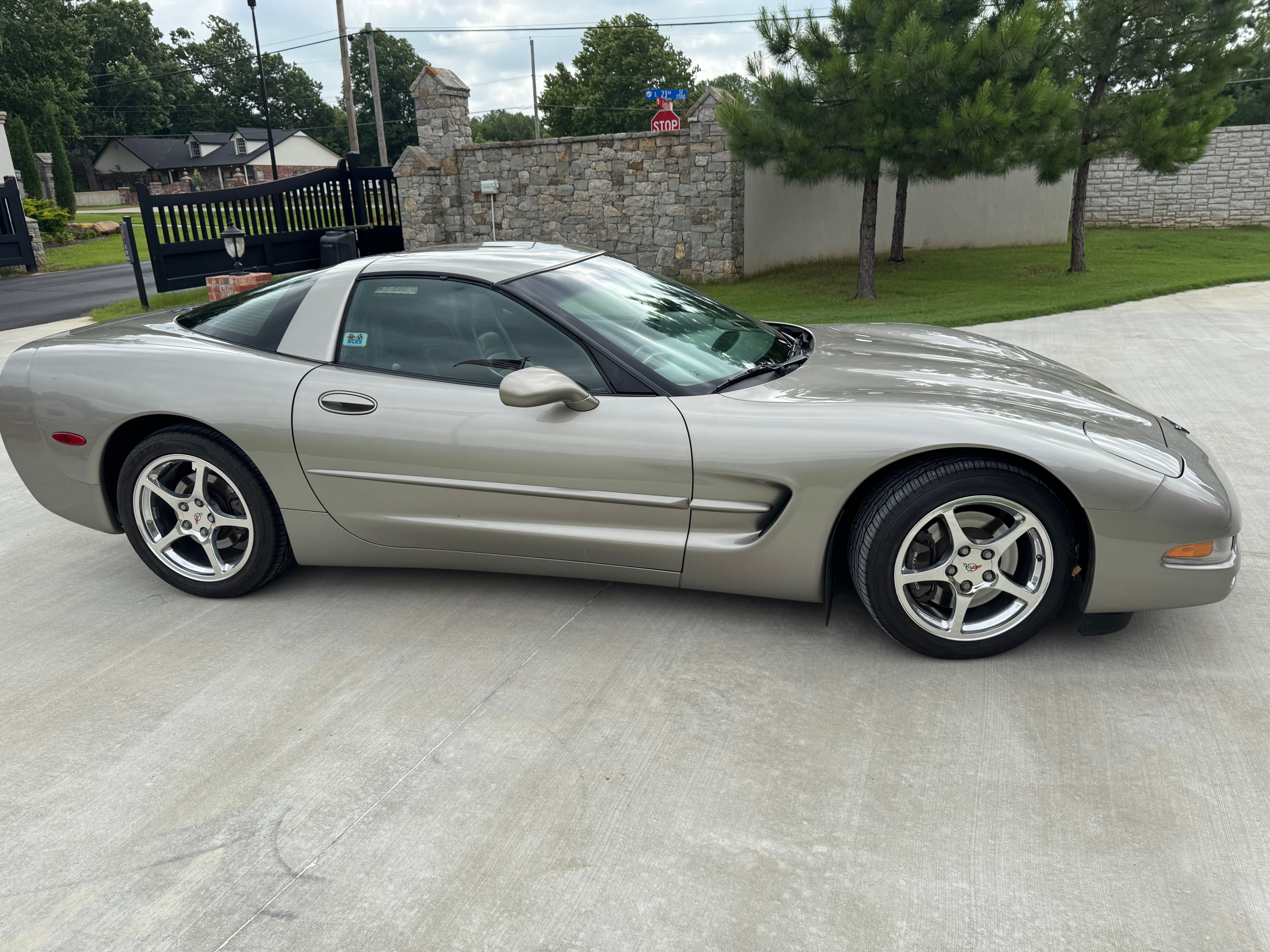 Used 2001 Chevrolet Corvette Coupe w/ Preferred Equipment Group2 RWD image 17