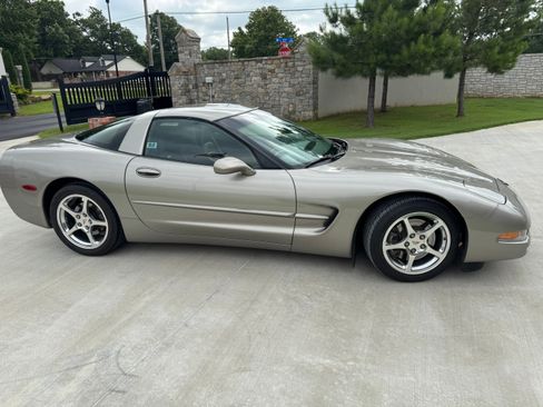 Used 2001 Chevrolet Corvette Coupe w/ Preferred Equipment Group2 RWD image 17