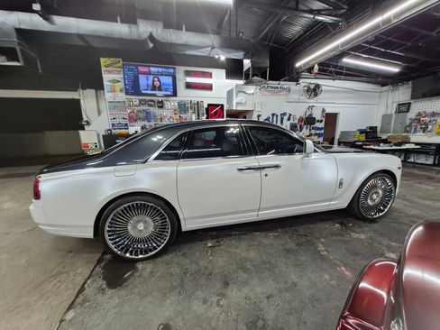 Used 2011 Rolls-Royce Ghost image 2